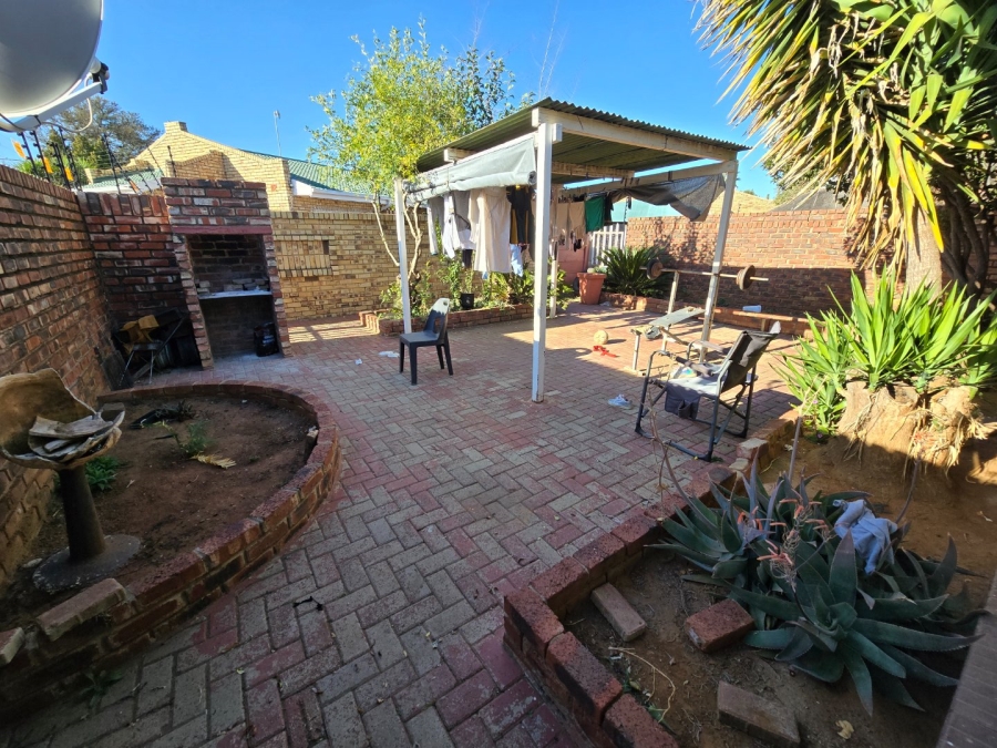 To Let 2 Bedroom Property for Rent in Kannoniers Park North West
